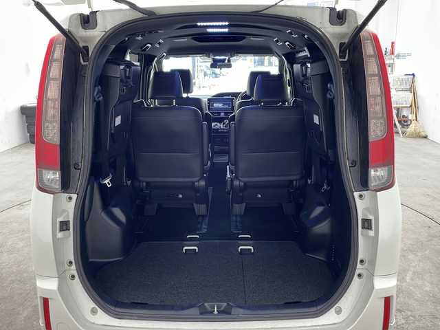 トヨタ エスクァイア ハイブリッド Gi プレミアムパッケージ ブラックテーラード 兵庫県 2017(平29)年 6万km ホワイトパールクリスタルシャイン ・ワンオーナー/・純正ナビ/CD/DVD/BT/USB/SD/TV/・バックカメラ/・トヨタセーフティセンス/・プリクラッシュセーフティ/・レーンディパーチャーアラート/・先行車発進告知/・オートマチックハイビーム/・クルーズコントロール/・トラクションコントロール/・両側パワースライドドア/・前席シートヒーター/・レザーシート/・WAC/・ステアリングリモコン/・LEDヘッドライト/・オートライト/・フォグランプ/・ウォークスルー/・サンシェード/・純正フロアマット/・オールオートパワーウィンドウ/・電動格納ミラー/・スマートキー/・スペアキー/・プッシュスタート