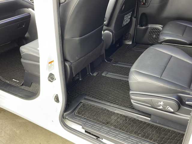 トヨタ エスクァイア ハイブリッド Gi プレミアムパッケージ ブラックテーラード 兵庫県 2017(平29)年 6万km ホワイトパールクリスタルシャイン ・ワンオーナー/・純正ナビ/CD/DVD/BT/USB/SD/TV/・バックカメラ/・トヨタセーフティセンス/・プリクラッシュセーフティ/・レーンディパーチャーアラート/・先行車発進告知/・オートマチックハイビーム/・クルーズコントロール/・トラクションコントロール/・両側パワースライドドア/・前席シートヒーター/・レザーシート/・WAC/・ステアリングリモコン/・LEDヘッドライト/・オートライト/・フォグランプ/・ウォークスルー/・サンシェード/・純正フロアマット/・オールオートパワーウィンドウ/・電動格納ミラー/・スマートキー/・スペアキー/・プッシュスタート