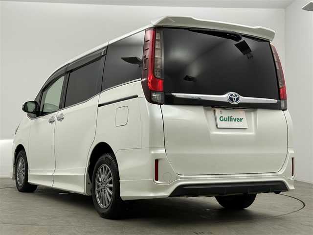 トヨタ エスクァイア ハイブリッド Gi 愛知県 2015(平27)年 6.7万km ホワイトパールクリスタルシャイン ・純正ナビ　NSZT-Y64T/（フルセグＴＶ　ＣＤ　ＤＶＤ　Ｂｌｕｅｔｏｏｔｈ）/・TRDフロントスポイラー/・TRDサイドスカート/・ETDリアバンパースポイラー/・ビルトインＥＴＣ/・バックカメラ/・クルーズコントロール/・両側パワースライドドア/・レザー調シート/・前席シートヒーター/・電動格納ミラー/・ステアリングスイッチ/・ウィンカーミラー/・オートエアコン/・おくだけ充電/・スマートキー/・純正アルミホイール