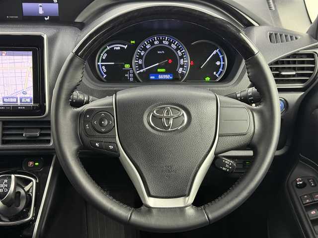 トヨタ エスクァイア ハイブリッド Gi 愛知県 2015(平27)年 6.7万km ホワイトパールクリスタルシャイン ・純正ナビ　NSZT-Y64T/（フルセグＴＶ　ＣＤ　ＤＶＤ　Ｂｌｕｅｔｏｏｔｈ）/・TRDフロントスポイラー/・TRDサイドスカート/・ETDリアバンパースポイラー/・ビルトインＥＴＣ/・バックカメラ/・クルーズコントロール/・両側パワースライドドア/・レザー調シート/・前席シートヒーター/・電動格納ミラー/・ステアリングスイッチ/・ウィンカーミラー/・オートエアコン/・おくだけ充電/・スマートキー/・純正アルミホイール