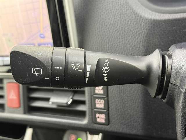 トヨタ エスクァイア ハイブリッド Gi 愛知県 2015(平27)年 6.7万km ホワイトパールクリスタルシャイン ・純正ナビ　NSZT-Y64T/（フルセグＴＶ　ＣＤ　ＤＶＤ　Ｂｌｕｅｔｏｏｔｈ）/・TRDフロントスポイラー/・TRDサイドスカート/・ETDリアバンパースポイラー/・ビルトインＥＴＣ/・バックカメラ/・クルーズコントロール/・両側パワースライドドア/・レザー調シート/・前席シートヒーター/・電動格納ミラー/・ステアリングスイッチ/・ウィンカーミラー/・オートエアコン/・おくだけ充電/・スマートキー/・純正アルミホイール