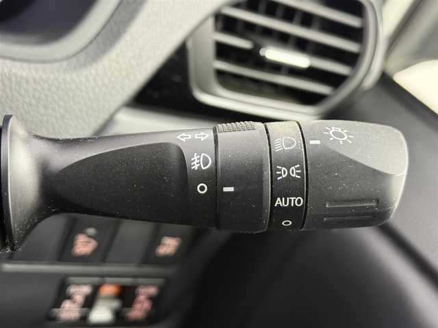 トヨタ エスクァイア ハイブリッド Gi 愛知県 2015(平27)年 6.7万km ホワイトパールクリスタルシャイン ・純正ナビ　NSZT-Y64T/（フルセグＴＶ　ＣＤ　ＤＶＤ　Ｂｌｕｅｔｏｏｔｈ）/・TRDフロントスポイラー/・TRDサイドスカート/・ETDリアバンパースポイラー/・ビルトインＥＴＣ/・バックカメラ/・クルーズコントロール/・両側パワースライドドア/・レザー調シート/・前席シートヒーター/・電動格納ミラー/・ステアリングスイッチ/・ウィンカーミラー/・オートエアコン/・おくだけ充電/・スマートキー/・純正アルミホイール