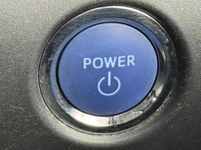 トヨタ エスクァイア ハイブリッド Gi 愛知県 2015(平27)年 6.7万km ホワイトパールクリスタルシャイン ・純正ナビ　NSZT-Y64T/（フルセグＴＶ　ＣＤ　ＤＶＤ　Ｂｌｕｅｔｏｏｔｈ）/・TRDフロントスポイラー/・TRDサイドスカート/・ETDリアバンパースポイラー/・ビルトインＥＴＣ/・バックカメラ/・クルーズコントロール/・両側パワースライドドア/・レザー調シート/・前席シートヒーター/・電動格納ミラー/・ステアリングスイッチ/・ウィンカーミラー/・オートエアコン/・おくだけ充電/・スマートキー/・純正アルミホイール