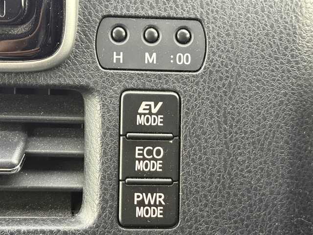 トヨタ エスクァイア ハイブリッド Gi 愛知県 2015(平27)年 6.7万km ホワイトパールクリスタルシャイン ・純正ナビ　NSZT-Y64T/（フルセグＴＶ　ＣＤ　ＤＶＤ　Ｂｌｕｅｔｏｏｔｈ）/・TRDフロントスポイラー/・TRDサイドスカート/・ETDリアバンパースポイラー/・ビルトインＥＴＣ/・バックカメラ/・クルーズコントロール/・両側パワースライドドア/・レザー調シート/・前席シートヒーター/・電動格納ミラー/・ステアリングスイッチ/・ウィンカーミラー/・オートエアコン/・おくだけ充電/・スマートキー/・純正アルミホイール