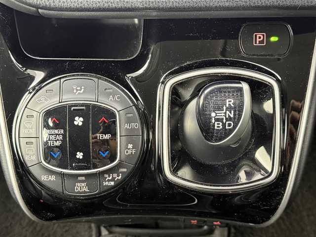 トヨタ エスクァイア ハイブリッド Gi 愛知県 2015(平27)年 6.7万km ホワイトパールクリスタルシャイン ・純正ナビ　NSZT-Y64T/（フルセグＴＶ　ＣＤ　ＤＶＤ　Ｂｌｕｅｔｏｏｔｈ）/・TRDフロントスポイラー/・TRDサイドスカート/・ETDリアバンパースポイラー/・ビルトインＥＴＣ/・バックカメラ/・クルーズコントロール/・両側パワースライドドア/・レザー調シート/・前席シートヒーター/・電動格納ミラー/・ステアリングスイッチ/・ウィンカーミラー/・オートエアコン/・おくだけ充電/・スマートキー/・純正アルミホイール