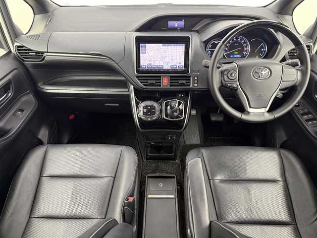 トヨタ エスクァイア ハイブリッド Gi 愛知県 2015(平27)年 6.7万km ホワイトパールクリスタルシャイン ・純正ナビ　NSZT-Y64T/（フルセグＴＶ　ＣＤ　ＤＶＤ　Ｂｌｕｅｔｏｏｔｈ）/・TRDフロントスポイラー/・TRDサイドスカート/・ETDリアバンパースポイラー/・ビルトインＥＴＣ/・バックカメラ/・クルーズコントロール/・両側パワースライドドア/・レザー調シート/・前席シートヒーター/・電動格納ミラー/・ステアリングスイッチ/・ウィンカーミラー/・オートエアコン/・おくだけ充電/・スマートキー/・純正アルミホイール