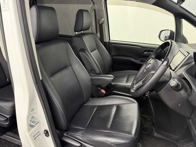 トヨタ エスクァイア ハイブリッド Gi 愛知県 2015(平27)年 6.7万km ホワイトパールクリスタルシャイン ・純正ナビ　NSZT-Y64T/（フルセグＴＶ　ＣＤ　ＤＶＤ　Ｂｌｕｅｔｏｏｔｈ）/・TRDフロントスポイラー/・TRDサイドスカート/・ETDリアバンパースポイラー/・ビルトインＥＴＣ/・バックカメラ/・クルーズコントロール/・両側パワースライドドア/・レザー調シート/・前席シートヒーター/・電動格納ミラー/・ステアリングスイッチ/・ウィンカーミラー/・オートエアコン/・おくだけ充電/・スマートキー/・純正アルミホイール