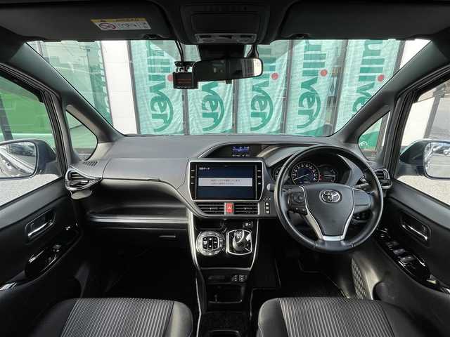 トヨタ ヴォクシー ハイブリッド ZS 煌Ⅱ 東京都 2019(令1)年 4.5万km イナズマスパーキングブラックガラスフレーク 10型純正ナビ/・Bluetooth/・フルセグ/・CD/DVD/バックカメラ/ETC/前後ドライブレコーダー/革巻きステアリング/ステアリングリモコン/クルーズコントロール/前席シートヒーター/オートリトラミラー/シートリフター/オートマチックハイビーム/LEDヘッドライト/フォグライト/スマートキー/プッシュスタート/パーキングサポートブレーキ/クリアランスソナー/レーンディパーチャーアラート/先行車発進告知