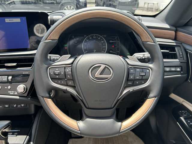 レクサス ＥＳ 300h バージョンL 福島県 2023(令5)年 1.3万km ソニッククォーツ marklevinsonサウンド/サンルーフ/純正メモリナビ/　【フルセグ/USB/BT】/バックカメラ/全周囲カメラ/ステアリングスイッチ/レーダークルーズコントロール/パドルシフト/ステアリングヒーター/LEDヘッドライト（AUTO機能付き）/　・フォグランプ/ドライブレコーダー/ビルトインETC2.0/本革シート/全席シートヒーター/前席エアシート/リアコントロールパネル/リア3面サンシェード/電動リアゲート/社外フロアマット/コンビハンドル/ブラインドスポットモニター/パーキングアシスト/レーンキープアシスト/コーナーセンサー/スペアキー/カードキー/横滑り防止機能/衝突軽減システム/ヘッドアップディスプレイ/シートメモリー/アイドリングストップ