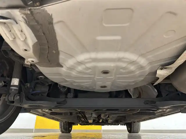 日産 キックス X ツートーンインテリアED 群馬県 2021(令3)年 5.8万km ブリリアントホワイトパール インテリジェントエマージェンシーブレーキ/・インテリジェントFCW/・踏み間違い衝突防止アシスト/・インテリジェントLI +LDW/・インテリジェントDA/・ハイビームアシスト/純正9インチSDナビ/・フルセグTV/・CD/DVD/BT/・iPod/USB/SD/・AM.FM/アラウンドビューモニター/インテリジェントスマートルームミラー/ビルトインETC/革巻きステアリング/ステアリングスイッチ/ステアリングヒーター/ハーフレザーシート/D/N席シートヒーター/スマートキー×2/プッシュスタート/電子パーキングブレーキ/オートホールド/ルーフレール/LEDヘッドライト/フォグランプ/オートライト/純正17インチAW/純正フロアマット/純正ドアバイザー/電動格納ウィンカーミラー/横滑り防止システム