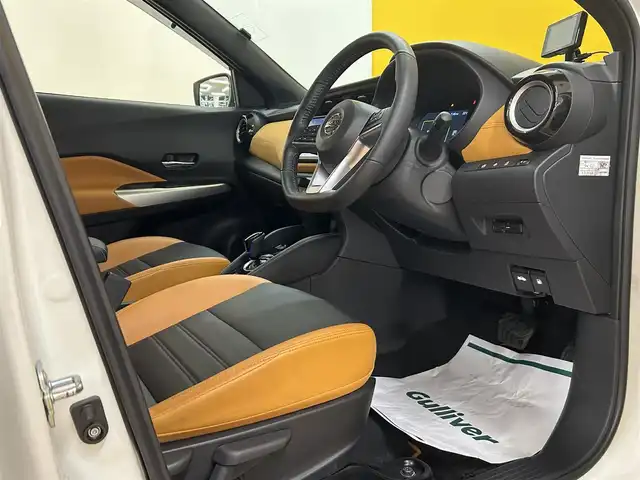 日産 キックス X ツートーンインテリアED 群馬県 2021(令3)年 5.8万km ブリリアントホワイトパール インテリジェントエマージェンシーブレーキ/・インテリジェントFCW/・踏み間違い衝突防止アシスト/・インテリジェントLI +LDW/・インテリジェントDA/・ハイビームアシスト/純正9インチSDナビ/・フルセグTV/・CD/DVD/BT/・iPod/USB/SD/・AM.FM/アラウンドビューモニター/インテリジェントスマートルームミラー/ビルトインETC/革巻きステアリング/ステアリングスイッチ/ステアリングヒーター/ハーフレザーシート/D/N席シートヒーター/スマートキー×2/プッシュスタート/電子パーキングブレーキ/オートホールド/ルーフレール/LEDヘッドライト/フォグランプ/オートライト/純正17インチAW/純正フロアマット/純正ドアバイザー/電動格納ウィンカーミラー/横滑り防止システム