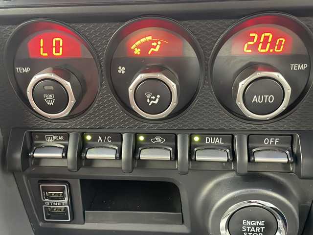 トヨタ ８６ GT 岐阜県 2012(平24)年 7万km サテンホワイトパール TRDフルエアロ/BLITZ車高調　DAMPER　ZZ-R/社外ナビ/CD　DVD　USB/Bluetooth/フルセグTV/ドライブレコーダー/バックカメラ/左右独立エアコン/HIDヘッドライト/オートライト/純正フロアマット/ドアバイザー/ETC/純正17インチアルミホイール
