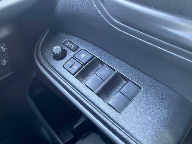 トヨタ ノア ハイブリッド X 大阪府 2023(令5)年 1.6万km ホワイトパールクリスタルシャイン 社外ナビ/【CD/DVD/Bluetooth/TV】/トヨタセーフティセンス/レーダークルーズコントロール/レーンキープアシスト/衝突軽減ブレーキ/クリアランスソナー/先行車発進警報/ロードサインアシスト/オートハイビーム/革調シートカバー/LEDヘッドライト/ビルトインETC/前後ドラレコ/フロアマット
