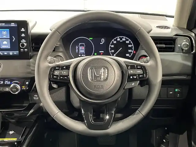 ホンダ ヴェゼル ハイブリッド e:HEV Z 愛知県 2025(令7)年 0.1千km クリスタルブラックパール 登録済未使用車　/純正９インチナビ　/（FM/AM/Bluetooth/USB/CarPlay/フルセグTV)/ホンダセンシング　/　　-衝突軽減ブレーキ/　　-誤発進抑制機能/　　-路線逸脱抑制機能/　　-アダプティブクルーズコントロール/　　-車線維持支援システム/　　-先行車発進お知らせ機能/　　-標識認識機能/　　-オートハイビーム/ワイヤレス充電　/シートヒーター　/ビルトインＥＴＣ２．０　/電動バックドア　/ステアリングヒーター　/ブラインドスポットモニター　/バックカメラ　/パドルシフト　/ソナー/プッシュスタート/　　-スマートキー