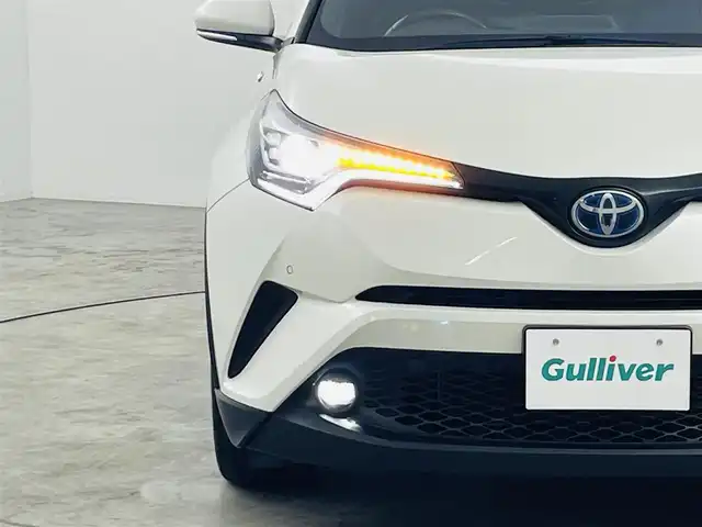 トヨタ Ｃ－ＨＲ G 福島県 2018(平30)年 4.9万km ホワイトパールクリスタルシャイン トヨタセーフティセンス/・プリクラッシュセーフティ/・レーンキープアシスト/・先行車発進お知らせ機能/・レーダークルーズコントロール/・ブラインドスポットモニター/純正ナビ/・型番：NSZT-W66T/・フルセグTV/Bluetooth/CD/DVD/・バックカメラ/・ETC2.0/・ドライブレコーダー/アイドリングストップ/電子パーキング/・オートホールド/革巻きステアリング/・ステアリングリモコン/ハーフレザーシート/・シートヒーター(運転席/助手席)/プッシュスタート/・スマートキー/LEDヘッドライト/・オートライト/・フォグライト/純正フロアマット
