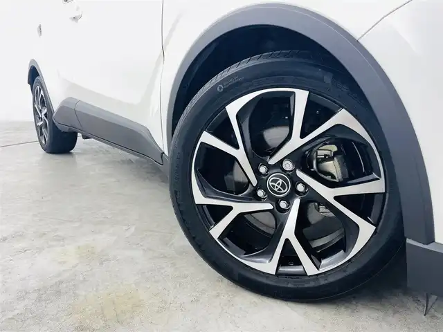 トヨタ Ｃ－ＨＲ G 福島県 2018(平30)年 4.9万km ホワイトパールクリスタルシャイン トヨタセーフティセンス/・プリクラッシュセーフティ/・レーンキープアシスト/・先行車発進お知らせ機能/・レーダークルーズコントロール/・ブラインドスポットモニター/純正ナビ/・型番：NSZT-W66T/・フルセグTV/Bluetooth/CD/DVD/・バックカメラ/・ETC2.0/・ドライブレコーダー/アイドリングストップ/電子パーキング/・オートホールド/革巻きステアリング/・ステアリングリモコン/ハーフレザーシート/・シートヒーター(運転席/助手席)/プッシュスタート/・スマートキー/LEDヘッドライト/・オートライト/・フォグライト/純正フロアマット