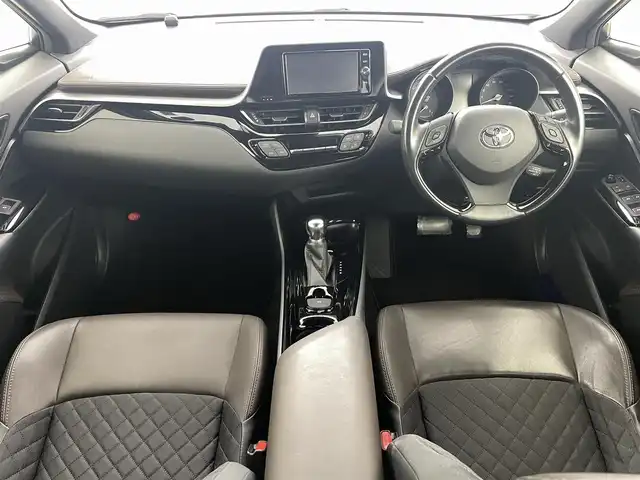 トヨタ Ｃ－ＨＲ G 福島県 2018(平30)年 4.9万km ホワイトパールクリスタルシャイン トヨタセーフティセンス/・プリクラッシュセーフティ/・レーンキープアシスト/・先行車発進お知らせ機能/・レーダークルーズコントロール/・ブラインドスポットモニター/純正ナビ/・型番：NSZT-W66T/・フルセグTV/Bluetooth/CD/DVD/・バックカメラ/・ETC2.0/・ドライブレコーダー/アイドリングストップ/電子パーキング/・オートホールド/革巻きステアリング/・ステアリングリモコン/ハーフレザーシート/・シートヒーター(運転席/助手席)/プッシュスタート/・スマートキー/LEDヘッドライト/・オートライト/・フォグライト/純正フロアマット