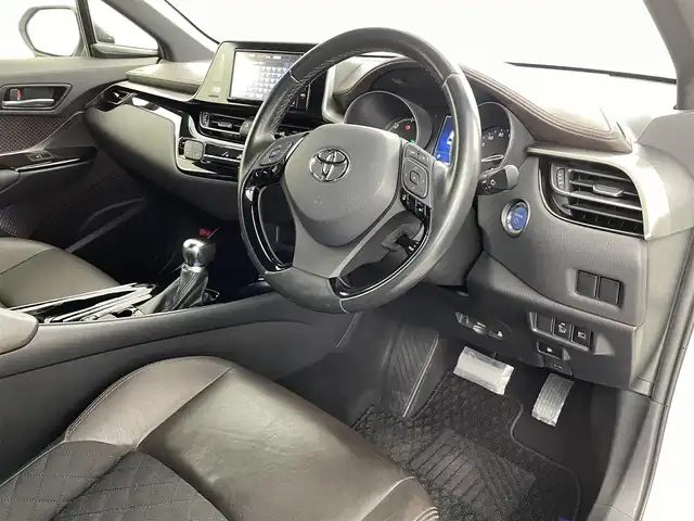 トヨタ Ｃ－ＨＲ G 福島県 2018(平30)年 4.9万km ホワイトパールクリスタルシャイン トヨタセーフティセンス/・プリクラッシュセーフティ/・レーンキープアシスト/・先行車発進お知らせ機能/・レーダークルーズコントロール/・ブラインドスポットモニター/純正ナビ/・型番：NSZT-W66T/・フルセグTV/Bluetooth/CD/DVD/・バックカメラ/・ETC2.0/・ドライブレコーダー/アイドリングストップ/電子パーキング/・オートホールド/革巻きステアリング/・ステアリングリモコン/ハーフレザーシート/・シートヒーター(運転席/助手席)/プッシュスタート/・スマートキー/LEDヘッドライト/・オートライト/・フォグライト/純正フロアマット