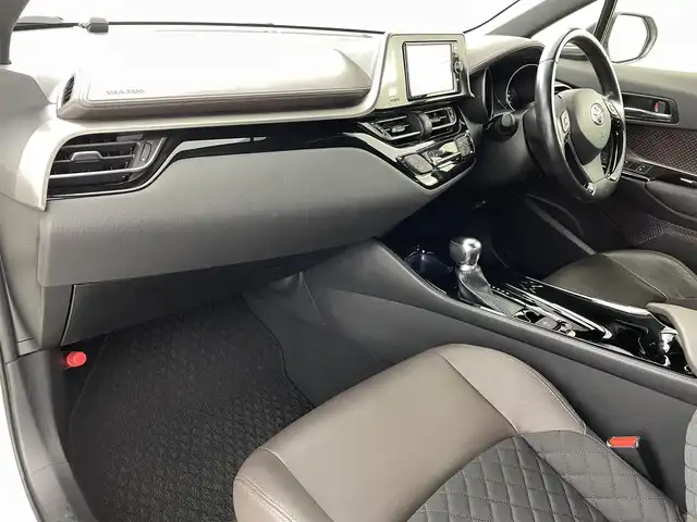 トヨタ Ｃ－ＨＲ G 福島県 2018(平30)年 4.9万km ホワイトパールクリスタルシャイン トヨタセーフティセンス/・プリクラッシュセーフティ/・レーンキープアシスト/・先行車発進お知らせ機能/・レーダークルーズコントロール/・ブラインドスポットモニター/純正ナビ/・型番：NSZT-W66T/・フルセグTV/Bluetooth/CD/DVD/・バックカメラ/・ETC2.0/・ドライブレコーダー/アイドリングストップ/電子パーキング/・オートホールド/革巻きステアリング/・ステアリングリモコン/ハーフレザーシート/・シートヒーター(運転席/助手席)/プッシュスタート/・スマートキー/LEDヘッドライト/・オートライト/・フォグライト/純正フロアマット