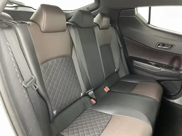 トヨタ Ｃ－ＨＲ G 福島県 2018(平30)年 4.9万km ホワイトパールクリスタルシャイン トヨタセーフティセンス/・プリクラッシュセーフティ/・レーンキープアシスト/・先行車発進お知らせ機能/・レーダークルーズコントロール/・ブラインドスポットモニター/純正ナビ/・型番：NSZT-W66T/・フルセグTV/Bluetooth/CD/DVD/・バックカメラ/・ETC2.0/・ドライブレコーダー/アイドリングストップ/電子パーキング/・オートホールド/革巻きステアリング/・ステアリングリモコン/ハーフレザーシート/・シートヒーター(運転席/助手席)/プッシュスタート/・スマートキー/LEDヘッドライト/・オートライト/・フォグライト/純正フロアマット
