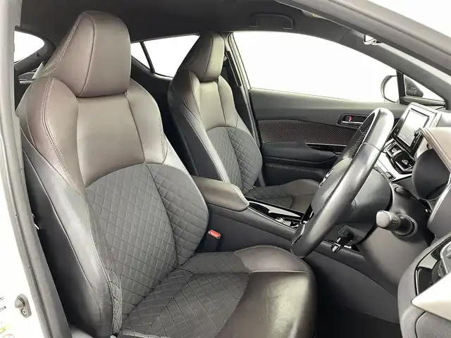 トヨタ Ｃ－ＨＲ G 福島県 2018(平30)年 4.9万km ホワイトパールクリスタルシャイン トヨタセーフティセンス/・プリクラッシュセーフティ/・レーンキープアシスト/・先行車発進お知らせ機能/・レーダークルーズコントロール/・ブラインドスポットモニター/純正ナビ/・型番：NSZT-W66T/・フルセグTV/Bluetooth/CD/DVD/・バックカメラ/・ETC2.0/・ドライブレコーダー/アイドリングストップ/電子パーキング/・オートホールド/革巻きステアリング/・ステアリングリモコン/ハーフレザーシート/・シートヒーター(運転席/助手席)/プッシュスタート/・スマートキー/LEDヘッドライト/・オートライト/・フォグライト/純正フロアマット