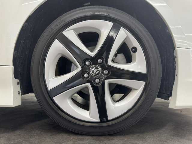 トヨタ プリウス S ツーリングセレクション 三重県 2017(平29)年 2.2万km ホワイトパールクリスタルシャイン ハイブリッド/FF/インパネCVT/純正 7インチナビ NSCD-W66/（AM/FM/CD/SD/地デジTV/AUX/Bluetooth）/バックカメラ/モデリスタエアロ（F/S/R下）/ビルトイン ETC/安全/・横滑り防止機能/・SRS サイド＆カーテンシールドエアバッグ/装備/・合皮シート（ブラック）/・快適温熱シート（D/N）/・オートライト/・LEDヘッドランプ/・【OP】LEDフロントフォグライト（アクセサリーランプ［薄暮灯］付）/・【OP】ナビレディセット（バックカメラ、ステアリングスイッチ）/・オートエアコン/・自動防眩インナーミラー/・純正17inAW/・プッシュスタート/・スマートキーx2/・保/など