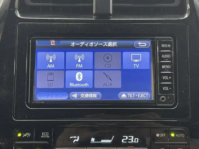 トヨタ プリウス S ツーリングセレクション 三重県 2017(平29)年 2.2万km ホワイトパールクリスタルシャイン ハイブリッド/FF/インパネCVT/純正 7インチナビ NSCD-W66/（AM/FM/CD/SD/地デジTV/AUX/Bluetooth）/バックカメラ/モデリスタエアロ（F/S/R下）/ビルトイン ETC/安全/・横滑り防止機能/・SRS サイド＆カーテンシールドエアバッグ/装備/・合皮シート（ブラック）/・快適温熱シート（D/N）/・オートライト/・LEDヘッドランプ/・【OP】LEDフロントフォグライト（アクセサリーランプ［薄暮灯］付）/・【OP】ナビレディセット（バックカメラ、ステアリングスイッチ）/・オートエアコン/・自動防眩インナーミラー/・純正17inAW/・プッシュスタート/・スマートキーx2/・保/など
