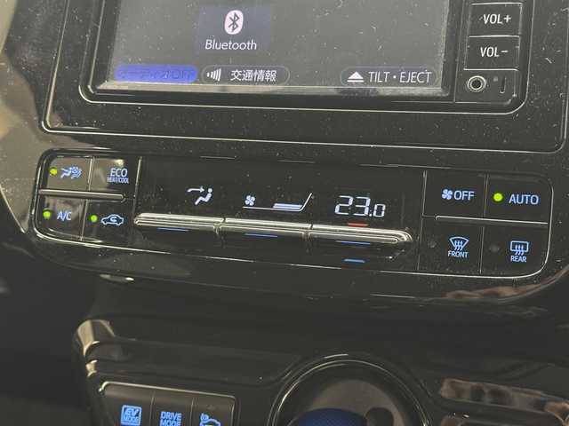 トヨタ プリウス S ツーリングセレクション 三重県 2017(平29)年 2.2万km ホワイトパールクリスタルシャイン ハイブリッド/FF/インパネCVT/純正 7インチナビ NSCD-W66/（AM/FM/CD/SD/地デジTV/AUX/Bluetooth）/バックカメラ/モデリスタエアロ（F/S/R下）/ビルトイン ETC/安全/・横滑り防止機能/・SRS サイド＆カーテンシールドエアバッグ/装備/・合皮シート（ブラック）/・快適温熱シート（D/N）/・オートライト/・LEDヘッドランプ/・【OP】LEDフロントフォグライト（アクセサリーランプ［薄暮灯］付）/・【OP】ナビレディセット（バックカメラ、ステアリングスイッチ）/・オートエアコン/・自動防眩インナーミラー/・純正17inAW/・プッシュスタート/・スマートキーx2/・保/など