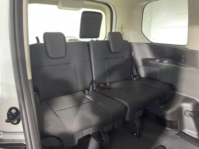 日産 セレナ e－パワー ハイウェイスター V 神奈川県 2025(令7)年 0.1千km ホワイト 登録済未使用車/統合型12.3インチインターフェースディスプレイ/アドバンスドドライブアシストディスプレイ/NissanConnectメモリーナビゲーションシステム/フルセグ HDMI 　/インテリジェントアラウンドビューモニター/両側電動スライドドア【サンシェード】/360度セーフティアシスト/インテリジェントエマージェンシーブレーキ/前方衝突予報警報/衝突回避ステアリングアシスト/車線逸脱防止支援システム/車線逸脱警報/後側方衝突防止支援システム/後側方車両検知警報/後退時車両検知警報/ふらつき警報/踏み間違い衝突防止アシスト/標識認識機能/前後ソナー/ナビリンク機能付プロパイロット緊急停止支援システム/インテリジェントルームミラー/SOSコール/ワイヤレス充電器/車載通信ユニット/ビルトインETC2.0ユニット/純正前後ドライブレコーダー/革巻きステアリング/2列目3列目パーソナルテーブル/USB電源Cソケット/アダプティブLEDヘッドライトシステム/オートライト/LEDフロントフォグランプ/純正16インチアルミホイール
