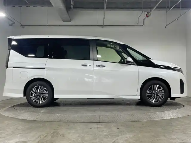 日産 セレナ e－パワー ハイウェイスター V 神奈川県 2025(令7)年 0.1千km ホワイト 登録済未使用車/統合型12.3インチインターフェースディスプレイ/アドバンスドドライブアシストディスプレイ/NissanConnectメモリーナビゲーションシステム/フルセグ HDMI 　/インテリジェントアラウンドビューモニター/両側電動スライドドア【サンシェード】/360度セーフティアシスト/インテリジェントエマージェンシーブレーキ/前方衝突予報警報/衝突回避ステアリングアシスト/車線逸脱防止支援システム/車線逸脱警報/後側方衝突防止支援システム/後側方車両検知警報/後退時車両検知警報/ふらつき警報/踏み間違い衝突防止アシスト/標識認識機能/前後ソナー/ナビリンク機能付プロパイロット緊急停止支援システム/インテリジェントルームミラー/SOSコール/ワイヤレス充電器/車載通信ユニット/ビルトインETC2.0ユニット/純正前後ドライブレコーダー/革巻きステアリング/2列目3列目パーソナルテーブル/USB電源Cソケット/アダプティブLEDヘッドライトシステム/オートライト/LEDフロントフォグランプ/純正16インチアルミホイール