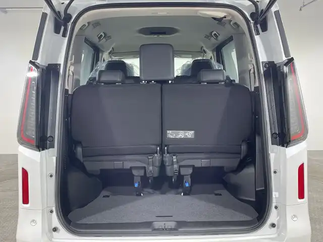 日産 セレナ e－パワー ハイウェイスター V 神奈川県 2025(令7)年 0.1千km ホワイト 登録済未使用車/統合型12.3インチインターフェースディスプレイ/アドバンスドドライブアシストディスプレイ/NissanConnectメモリーナビゲーションシステム/フルセグ HDMI 　/インテリジェントアラウンドビューモニター/両側電動スライドドア【サンシェード】/360度セーフティアシスト/インテリジェントエマージェンシーブレーキ/前方衝突予報警報/衝突回避ステアリングアシスト/車線逸脱防止支援システム/車線逸脱警報/後側方衝突防止支援システム/後側方車両検知警報/後退時車両検知警報/ふらつき警報/踏み間違い衝突防止アシスト/標識認識機能/前後ソナー/ナビリンク機能付プロパイロット緊急停止支援システム/インテリジェントルームミラー/SOSコール/ワイヤレス充電器/車載通信ユニット/ビルトインETC2.0ユニット/純正前後ドライブレコーダー/革巻きステアリング/2列目3列目パーソナルテーブル/USB電源Cソケット/アダプティブLEDヘッドライトシステム/オートライト/LEDフロントフォグランプ/純正16インチアルミホイール