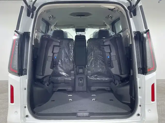 日産 セレナ e－パワー ハイウェイスター V 神奈川県 2025(令7)年 0.1千km ホワイト 登録済未使用車/統合型12.3インチインターフェースディスプレイ/アドバンスドドライブアシストディスプレイ/NissanConnectメモリーナビゲーションシステム/フルセグ HDMI 　/インテリジェントアラウンドビューモニター/両側電動スライドドア【サンシェード】/360度セーフティアシスト/インテリジェントエマージェンシーブレーキ/前方衝突予報警報/衝突回避ステアリングアシスト/車線逸脱防止支援システム/車線逸脱警報/後側方衝突防止支援システム/後側方車両検知警報/後退時車両検知警報/ふらつき警報/踏み間違い衝突防止アシスト/標識認識機能/前後ソナー/ナビリンク機能付プロパイロット緊急停止支援システム/インテリジェントルームミラー/SOSコール/ワイヤレス充電器/車載通信ユニット/ビルトインETC2.0ユニット/純正前後ドライブレコーダー/革巻きステアリング/2列目3列目パーソナルテーブル/USB電源Cソケット/アダプティブLEDヘッドライトシステム/オートライト/LEDフロントフォグランプ/純正16インチアルミホイール
