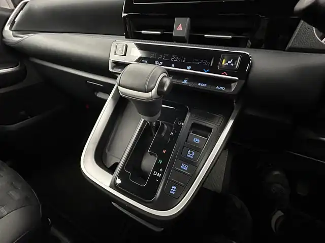 トヨタ ヴォクシー S－Z 道央・札幌 2024(令6)年 2.6万km ホワイトパールクリスタルシャイン ・４WD/・寒冷地仕様/・純正ナビ/　BT／CD／DVD／USB／/　AppleCarPlay／AndroidAuto／フルセグ/・バックカメラ/・社外ETC/・プリクラッシュセーフティ/・レーンディパーチャーアラート/・プロアクティブドライビングアシスト/・コーナーセンサー/・パーキングサポートブレーキ/・ロードサインアシスト/・レーダークルーズコントロール/・横滑り防止/・両側パワースライドドア/・前席シートヒーター/・ハーフレザー/・社外フロアマット/・純正サマー16インチAW/・LEDヘッドライト/・オートライト/・オートマチックハイビーム/・プッシュスタート/・スマートキー