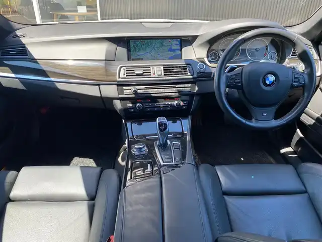ＢＭＷ ５３５ｉ Mスポーツ 福岡県 2011(平23)年 5.7万km アルピンホワイトⅢ 純正ナビ　/Bluetooth　/フルセグTV　/CD/DVD　/クルーズコントロール　/ETC　/ドライブレコーダー　/黒革シート　/パワーシート　/シートヒーター　/メモリーシート　/オートライト　/パドルシフト　/スマートキー　/純正18インチアルミホイール　/前後コーナーセンサー