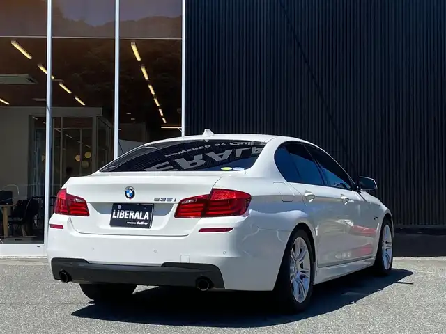 ＢＭＷ ５３５ｉ Mスポーツ 福岡県 2011(平23)年 5.7万km アルピンホワイトⅢ 純正ナビ　/Bluetooth　/フルセグTV　/CD/DVD　/クルーズコントロール　/ETC　/ドライブレコーダー　/黒革シート　/パワーシート　/シートヒーター　/メモリーシート　/オートライト　/パドルシフト　/スマートキー　/純正18インチアルミホイール　/前後コーナーセンサー