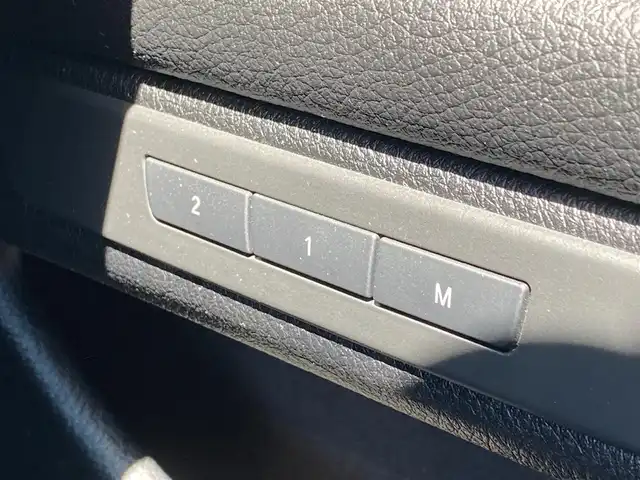ＢＭＷ ５３５ｉ Mスポーツ 福岡県 2011(平23)年 5.7万km アルピンホワイトⅢ 純正ナビ　/Bluetooth　/フルセグTV　/CD/DVD　/クルーズコントロール　/ETC　/ドライブレコーダー　/黒革シート　/パワーシート　/シートヒーター　/メモリーシート　/オートライト　/パドルシフト　/スマートキー　/純正18インチアルミホイール　/前後コーナーセンサー