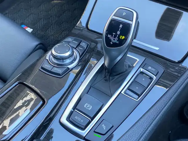 ＢＭＷ ５３５ｉ Mスポーツ 福岡県 2011(平23)年 5.7万km アルピンホワイトⅢ 純正ナビ　/Bluetooth　/フルセグTV　/CD/DVD　/クルーズコントロール　/ETC　/ドライブレコーダー　/黒革シート　/パワーシート　/シートヒーター　/メモリーシート　/オートライト　/パドルシフト　/スマートキー　/純正18インチアルミホイール　/前後コーナーセンサー