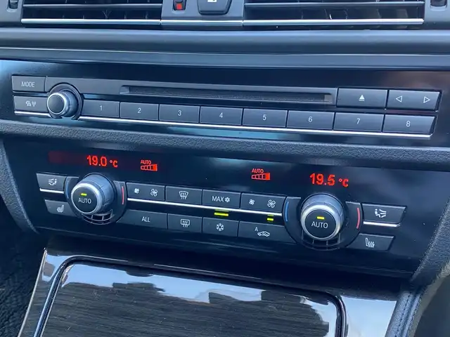 ＢＭＷ ５３５ｉ Mスポーツ 福岡県 2011(平23)年 5.7万km アルピンホワイトⅢ 純正ナビ　/Bluetooth　/フルセグTV　/CD/DVD　/クルーズコントロール　/ETC　/ドライブレコーダー　/黒革シート　/パワーシート　/シートヒーター　/メモリーシート　/オートライト　/パドルシフト　/スマートキー　/純正18インチアルミホイール　/前後コーナーセンサー