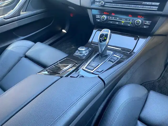 ＢＭＷ ５３５ｉ Mスポーツ 福岡県 2011(平23)年 5.7万km アルピンホワイトⅢ 純正ナビ　/Bluetooth　/フルセグTV　/CD/DVD　/クルーズコントロール　/ETC　/ドライブレコーダー　/黒革シート　/パワーシート　/シートヒーター　/メモリーシート　/オートライト　/パドルシフト　/スマートキー　/純正18インチアルミホイール　/前後コーナーセンサー