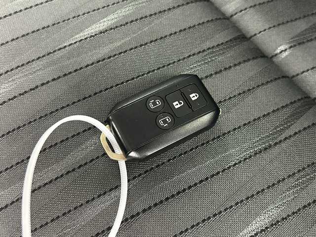 三菱 デリカＤ：２ ハイブリッドMZ 全方位カメラ付ナビPKG 愛知県 2024(令6)年 0.2万km ピュアホワイトP ワンオーナー/両側パワースライド/純正メモリナビ/フルセグTV/CD/USB/Bluetooth/全方位カメラ/バックカメラ/衝突軽減ブレーキ/レーダークルーズコントロール/HUD/LEDヘッドライト/ビルトインETC/前後ドライブレコーダー/純正15インチアルミホイール/アイドリングストップ/プッシュスタート/取扱説明書