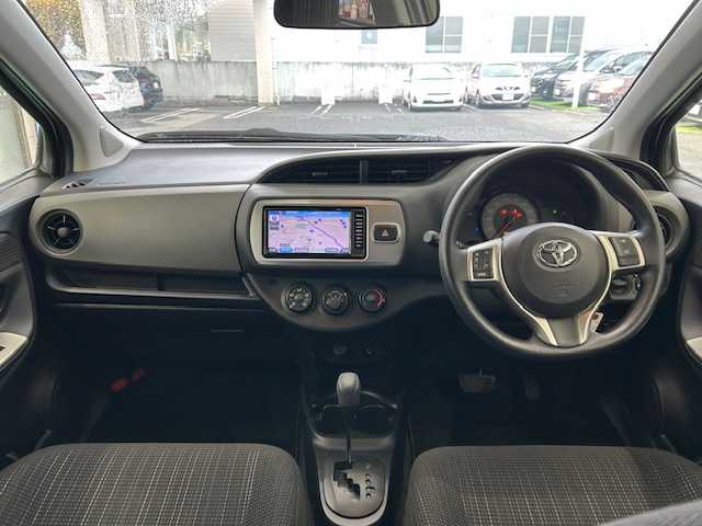 トヨタ ヴィッツ F 宮城県 2016(平28)年 1.4万km シルバーM ワンオーナー/純正ナビ/AM/FM/CD/BT/AUX/ワンセグTV/バックカメラ/ステアリングスイッチ/スチール夏タイヤ14インチ/社外アルミ冬タイヤ14インチ/純正フロアマット/レーンアシスト/横滑り防止装置/衝突被害軽減システム/ヘッドランプレベライザー/オートマチックハイビーム/ウィンカードアミラー/電動格納ミラー/ETC/保証書・記録簿・取扱説明書