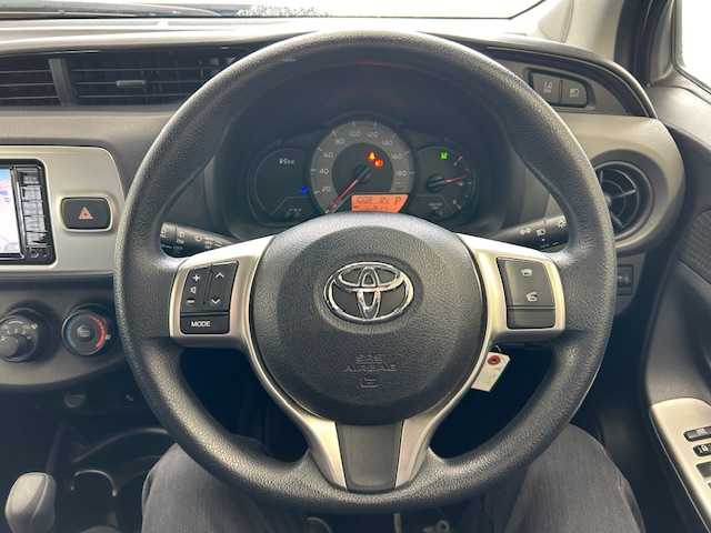 トヨタ ヴィッツ F 宮城県 2016(平28)年 1.4万km シルバーM ワンオーナー/純正ナビ/AM/FM/CD/BT/AUX/ワンセグTV/バックカメラ/ステアリングスイッチ/スチール夏タイヤ14インチ/社外アルミ冬タイヤ14インチ/純正フロアマット/レーンアシスト/横滑り防止装置/衝突被害軽減システム/ヘッドランプレベライザー/オートマチックハイビーム/ウィンカードアミラー/電動格納ミラー/ETC/保証書・記録簿・取扱説明書