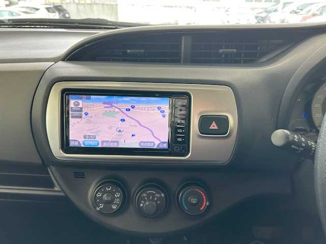 トヨタ ヴィッツ F 宮城県 2016(平28)年 1.4万km シルバーM ワンオーナー/純正ナビ/AM/FM/CD/BT/AUX/ワンセグTV/バックカメラ/ステアリングスイッチ/スチール夏タイヤ14インチ/社外アルミ冬タイヤ14インチ/純正フロアマット/レーンアシスト/横滑り防止装置/衝突被害軽減システム/ヘッドランプレベライザー/オートマチックハイビーム/ウィンカードアミラー/電動格納ミラー/ETC/保証書・記録簿・取扱説明書