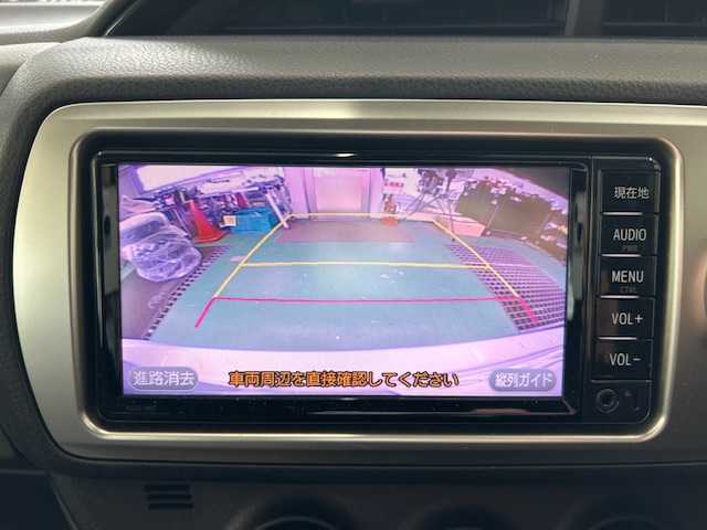 トヨタ ヴィッツ F 宮城県 2016(平28)年 1.4万km シルバーM ワンオーナー/純正ナビ/AM/FM/CD/BT/AUX/ワンセグTV/バックカメラ/ステアリングスイッチ/スチール夏タイヤ14インチ/社外アルミ冬タイヤ14インチ/純正フロアマット/レーンアシスト/横滑り防止装置/衝突被害軽減システム/ヘッドランプレベライザー/オートマチックハイビーム/ウィンカードアミラー/電動格納ミラー/ETC/保証書・記録簿・取扱説明書