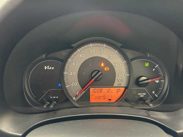 トヨタ ヴィッツ F 宮城県 2016(平28)年 1.4万km シルバーM ワンオーナー/純正ナビ/AM/FM/CD/BT/AUX/ワンセグTV/バックカメラ/ステアリングスイッチ/スチール夏タイヤ14インチ/社外アルミ冬タイヤ14インチ/純正フロアマット/レーンアシスト/横滑り防止装置/衝突被害軽減システム/ヘッドランプレベライザー/オートマチックハイビーム/ウィンカードアミラー/電動格納ミラー/ETC/保証書・記録簿・取扱説明書