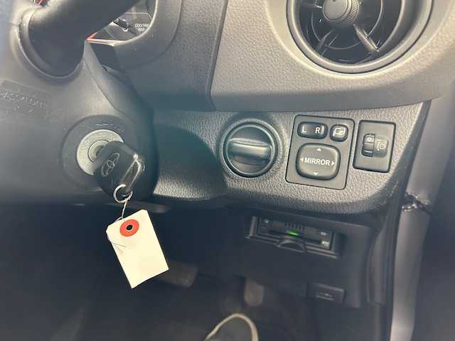 トヨタ ヴィッツ F 宮城県 2016(平28)年 1.4万km シルバーM ワンオーナー/純正ナビ/AM/FM/CD/BT/AUX/ワンセグTV/バックカメラ/ステアリングスイッチ/スチール夏タイヤ14インチ/社外アルミ冬タイヤ14インチ/純正フロアマット/レーンアシスト/横滑り防止装置/衝突被害軽減システム/ヘッドランプレベライザー/オートマチックハイビーム/ウィンカードアミラー/電動格納ミラー/ETC/保証書・記録簿・取扱説明書