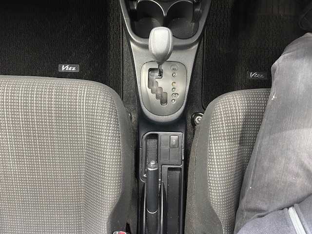 トヨタ ヴィッツ F 宮城県 2016(平28)年 1.4万km シルバーM ワンオーナー/純正ナビ/AM/FM/CD/BT/AUX/ワンセグTV/バックカメラ/ステアリングスイッチ/スチール夏タイヤ14インチ/社外アルミ冬タイヤ14インチ/純正フロアマット/レーンアシスト/横滑り防止装置/衝突被害軽減システム/ヘッドランプレベライザー/オートマチックハイビーム/ウィンカードアミラー/電動格納ミラー/ETC/保証書・記録簿・取扱説明書