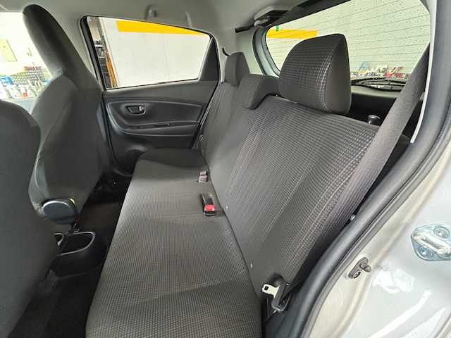 トヨタ ヴィッツ F 宮城県 2016(平28)年 1.4万km シルバーM ワンオーナー/純正ナビ/AM/FM/CD/BT/AUX/ワンセグTV/バックカメラ/ステアリングスイッチ/スチール夏タイヤ14インチ/社外アルミ冬タイヤ14インチ/純正フロアマット/レーンアシスト/横滑り防止装置/衝突被害軽減システム/ヘッドランプレベライザー/オートマチックハイビーム/ウィンカードアミラー/電動格納ミラー/ETC/保証書・記録簿・取扱説明書