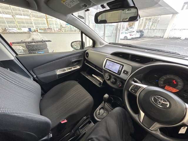 トヨタ ヴィッツ F 宮城県 2016(平28)年 1.4万km シルバーM ワンオーナー/純正ナビ/AM/FM/CD/BT/AUX/ワンセグTV/バックカメラ/ステアリングスイッチ/スチール夏タイヤ14インチ/社外アルミ冬タイヤ14インチ/純正フロアマット/レーンアシスト/横滑り防止装置/衝突被害軽減システム/ヘッドランプレベライザー/オートマチックハイビーム/ウィンカードアミラー/電動格納ミラー/ETC/保証書・記録簿・取扱説明書