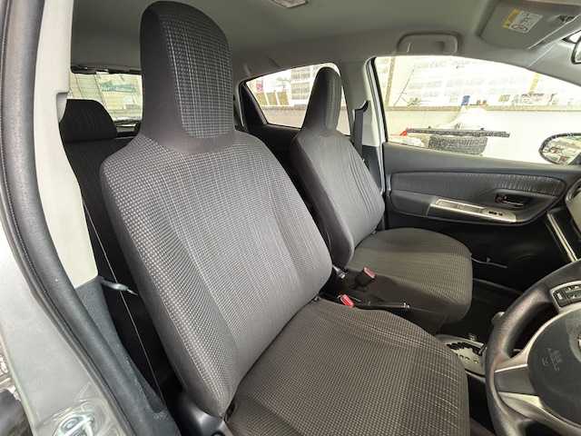 トヨタ ヴィッツ F 宮城県 2016(平28)年 1.4万km シルバーM ワンオーナー/純正ナビ/AM/FM/CD/BT/AUX/ワンセグTV/バックカメラ/ステアリングスイッチ/スチール夏タイヤ14インチ/社外アルミ冬タイヤ14インチ/純正フロアマット/レーンアシスト/横滑り防止装置/衝突被害軽減システム/ヘッドランプレベライザー/オートマチックハイビーム/ウィンカードアミラー/電動格納ミラー/ETC/保証書・記録簿・取扱説明書